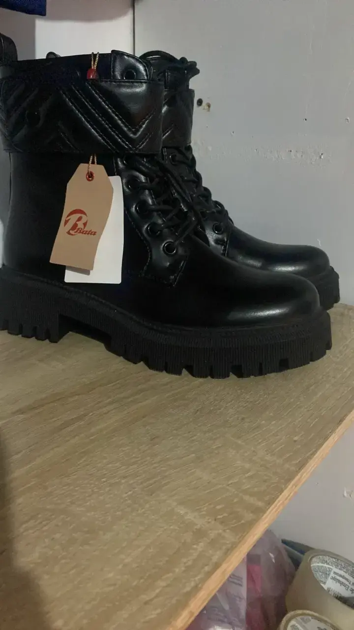 Botas negras de cuero Bata con suela gruesa - 1