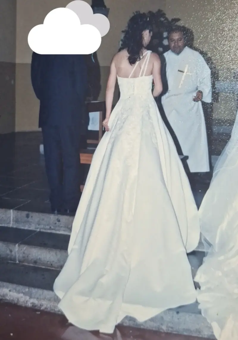 Vestido de novia marfil con cola larga - 3