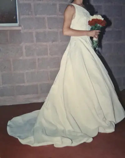 Vestido de novia marfil con cola larga - miniatura 4