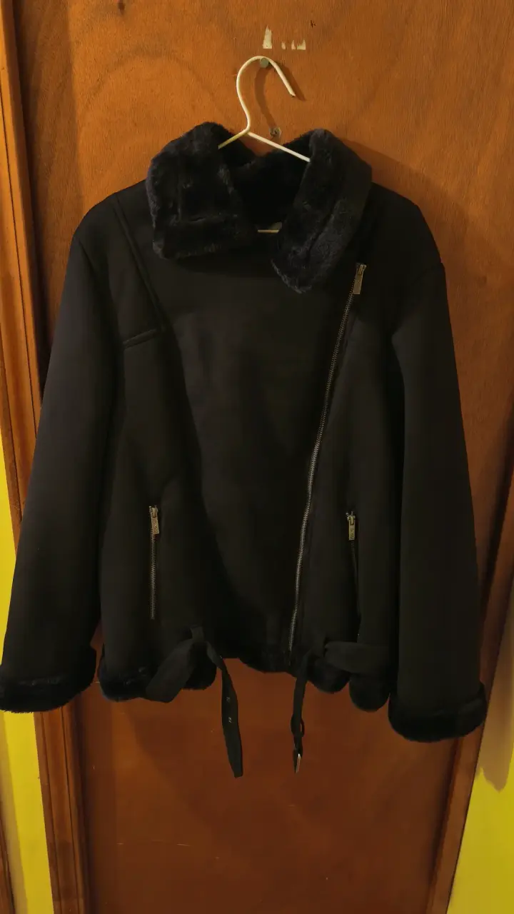 Chaqueta negra con cuello de piel sintética - 1