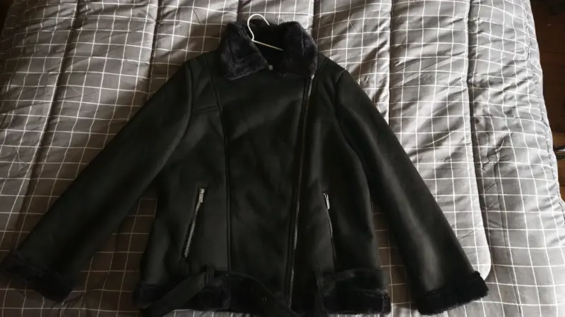 Chaqueta negra con cuello de piel sintética - 3