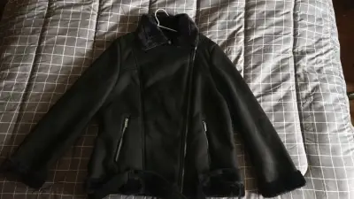 Chaqueta negra con cuello de piel sintética - miniatura 3