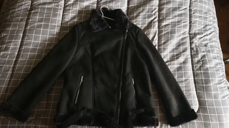 Chaqueta negra con cuello de piel sintética - 4