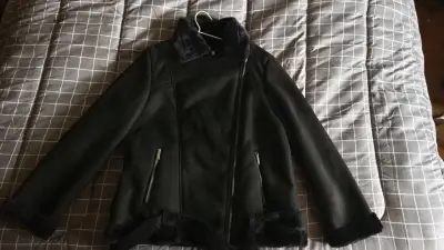 Chaqueta negra con cuello de piel sintética - miniatura 4