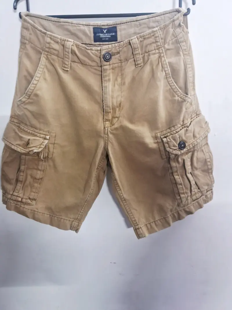 Shorts cargo beige American Eagle para hombre