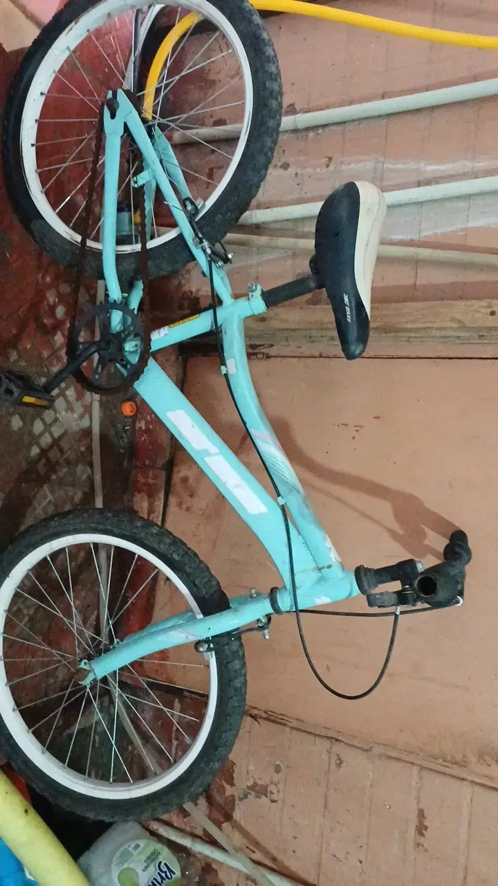 Bicicleta infantil azul para niños
