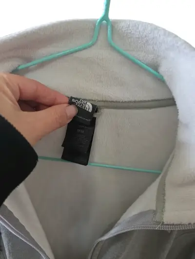 Chaqueta polar gris The North Face para mujer - miniatura 3