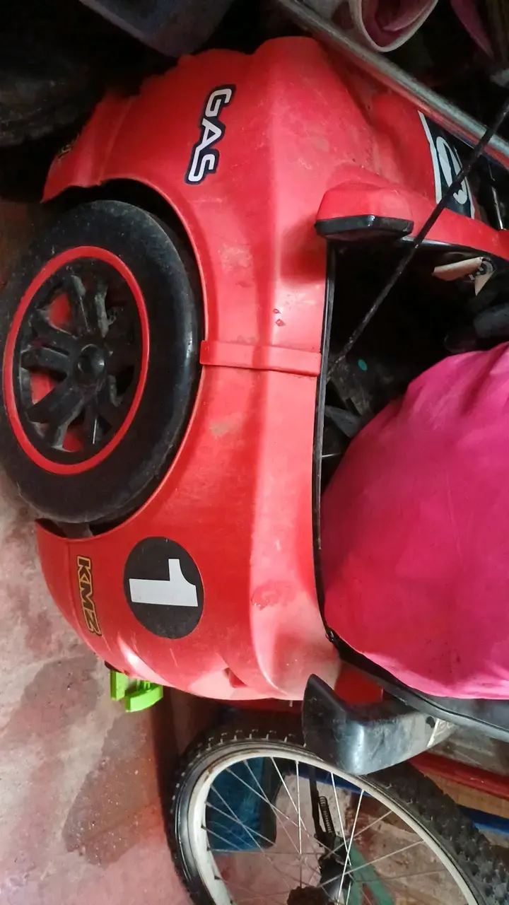 Auto de juguete rojo para niños