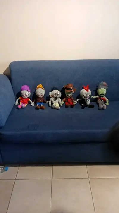 Set de Peluches Zombies de Plantas vs Zombies - miniatura 1