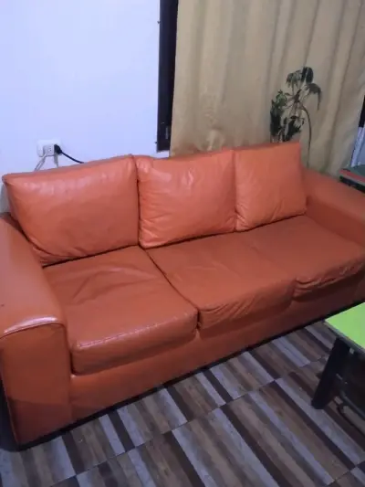 Se venden 2 Sofás de cuero naranja en buen estado - miniatura 1