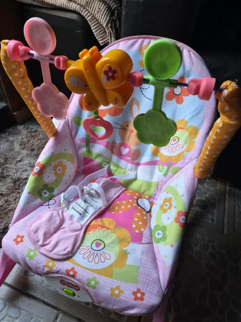 Silla mecedora para bebé con juguetes colgantes
