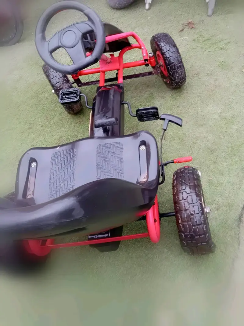 Kart a pedales para niños color negro y rojo - 2
