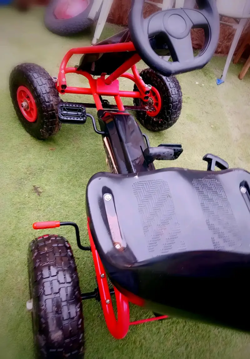 Kart a pedales para niños color negro y rojo - 3