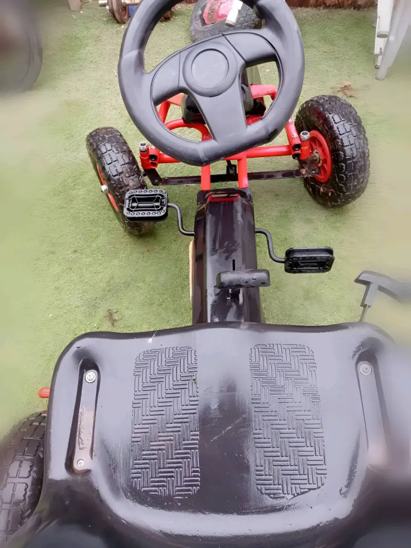 Kart a pedales para niños color negro y rojo - 4