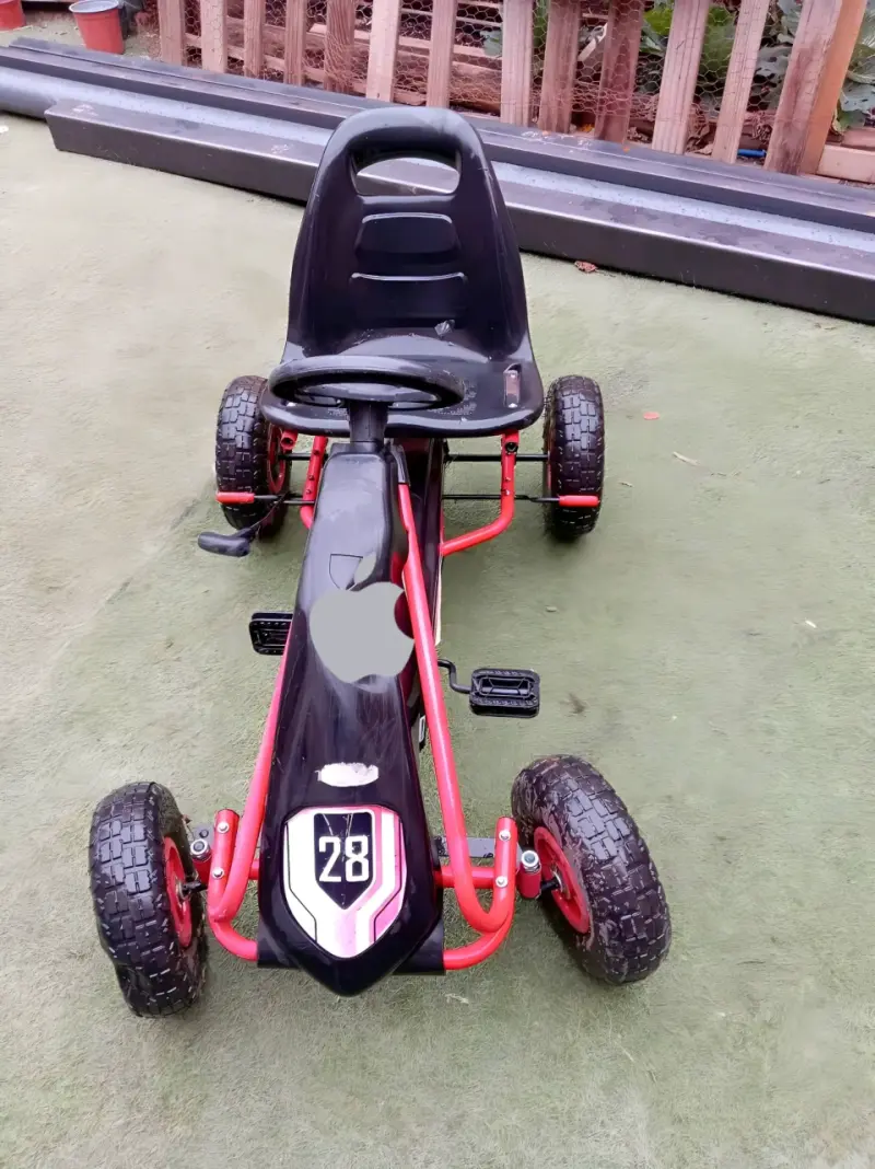 Kart a pedales para niños color negro y rojo - 6