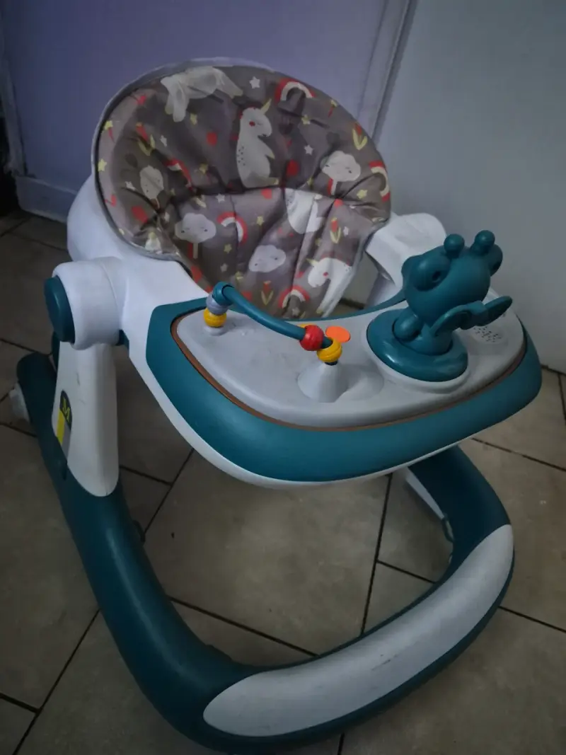Andador para bebé con diseño de unicornios
