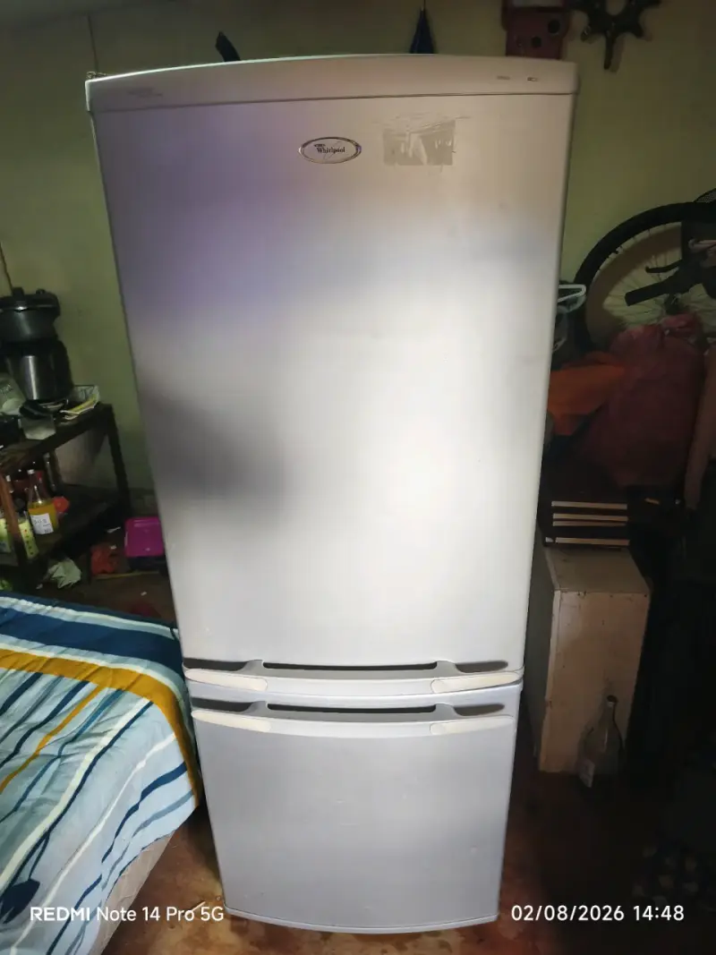 Refrigerador Whirlpool de 2 puertas en buen estad - 1