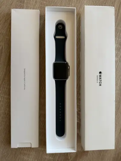 Apple Watch Series 3 con correa negra - miniatura 1