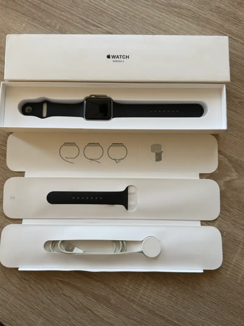 Apple Watch Series 3 con correa negra - 2