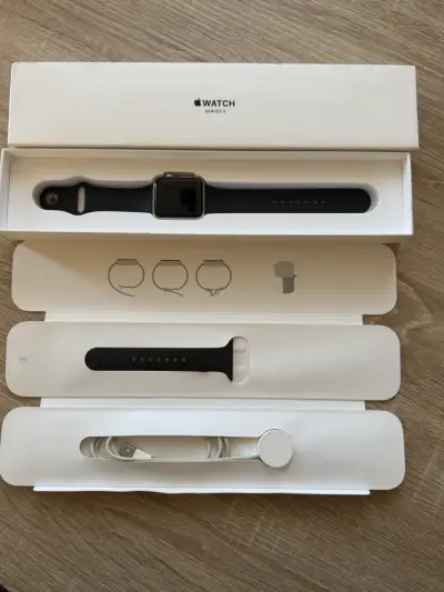 Apple Watch Series 3 con correa negra - miniatura 2