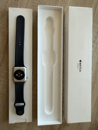 Apple Watch Series 3 con correa negra - miniatura 3