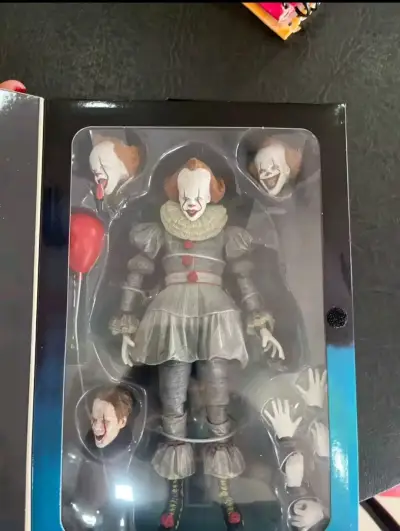 Figura de acción Pennywise de It con accesorios - miniatura 1