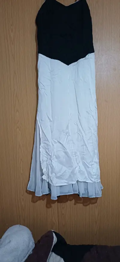 Vestido bicolor blanco y negro elegante - miniatura 3