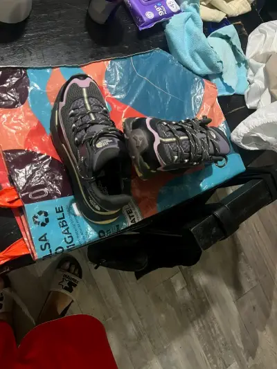 Zapatillas de senderismo The North Face negras y moradas - miniatura 1