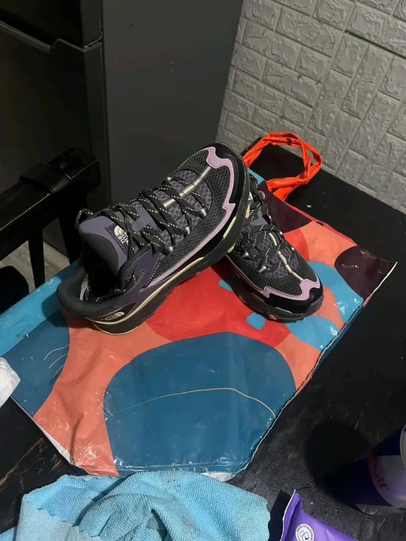 Zapatillas de senderismo The North Face negras y moradas - 2