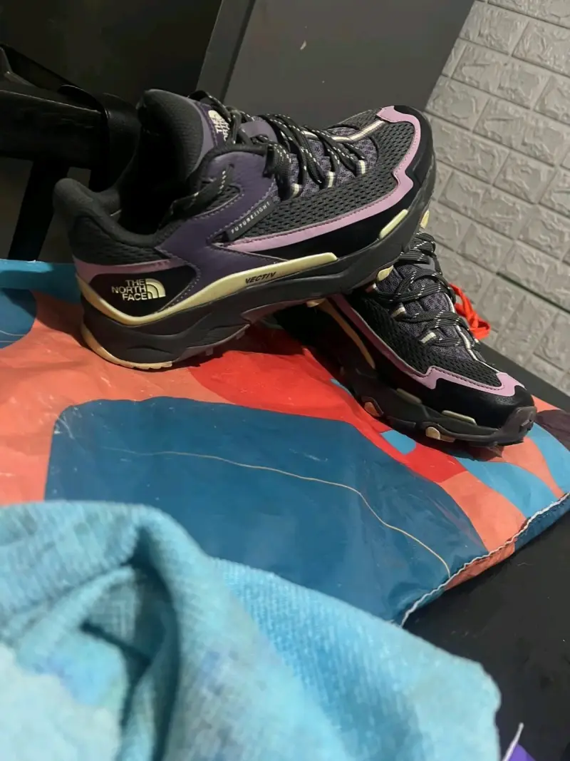 Zapatillas de senderismo The North Face negras y moradas - 3