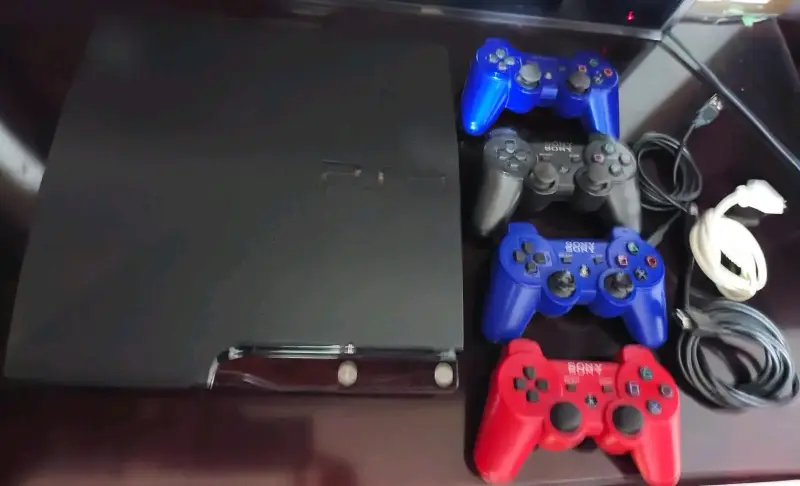Consola PS3 Slim con 4 controles y cables - 1