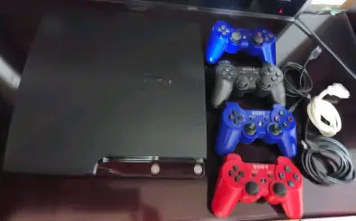 Consola PS3 Slim  con 4 controles y cables - miniatura 2