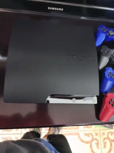 Consola PS3 Slim  con 4 controles y cables - miniatura 6
