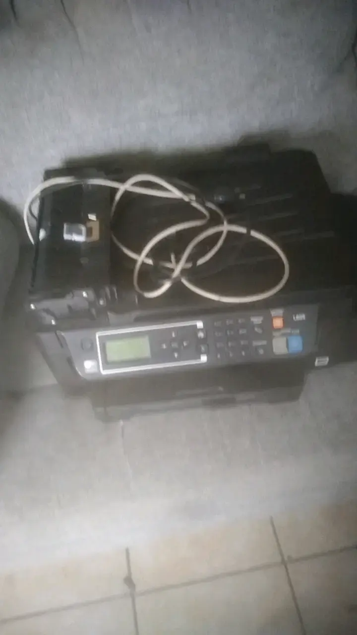 Impresora multifuncional con fax y escáner