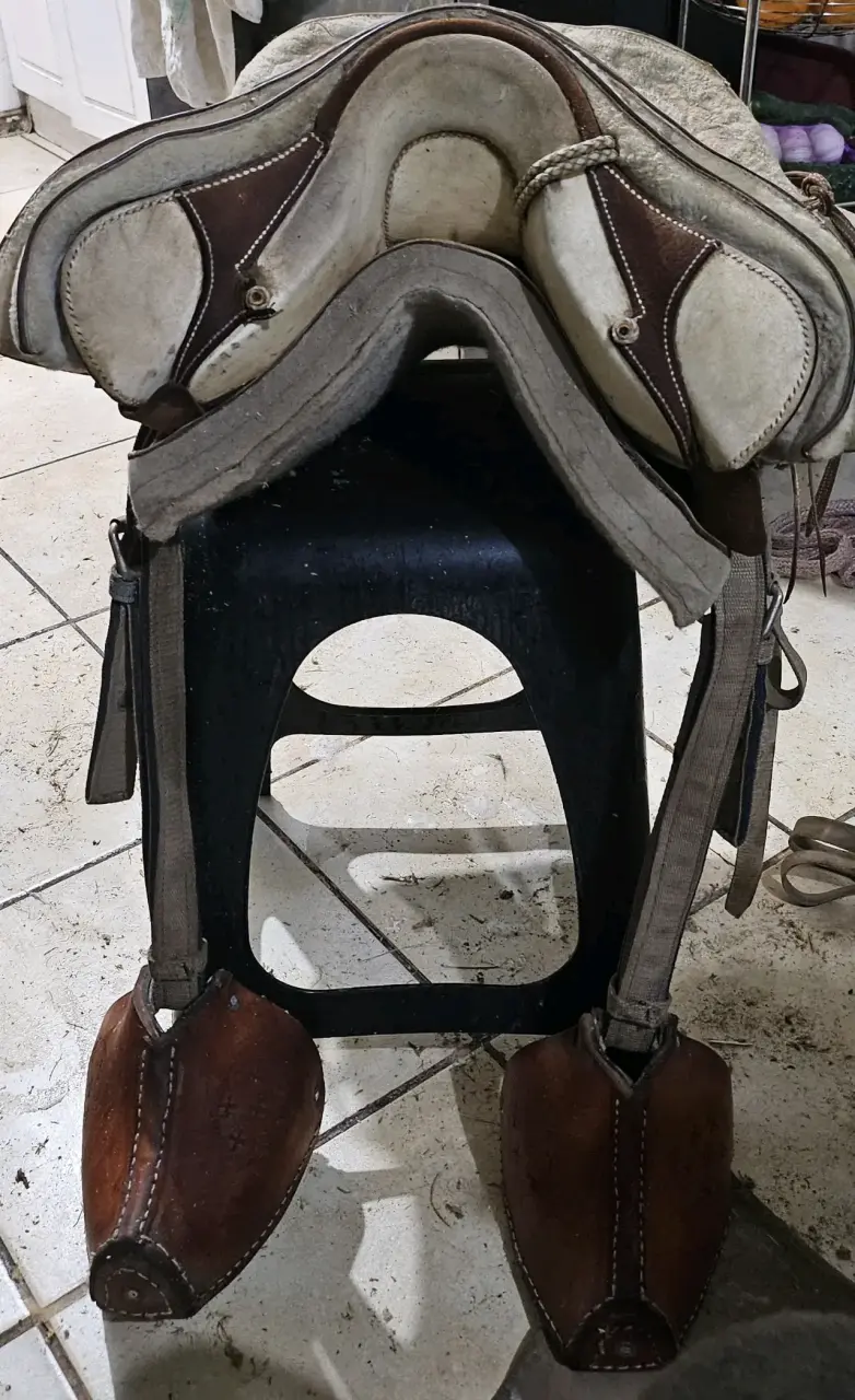 Montura de caballo de cuero y lana en buen estado - 2
