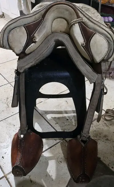 Montura de caballo de cuero y lana en buen estado - miniatura 2
