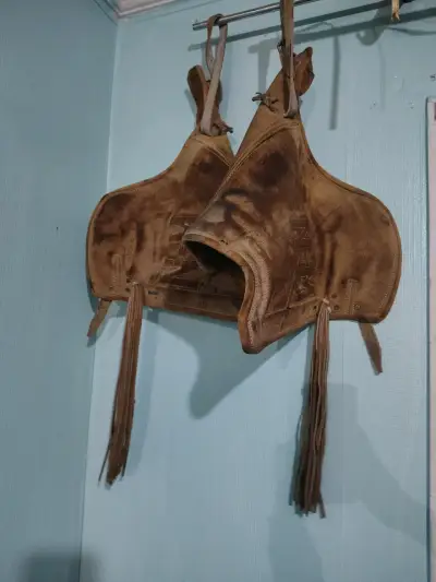 Montura de caballo de cuero y lana en buen estado - miniatura 6