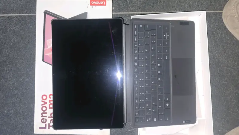 Tablet Lenovo Tab P12 con teclado y lápiz - 2