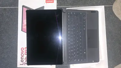 Tablet Lenovo Tab P12 con teclado y lápiz - miniatura 2