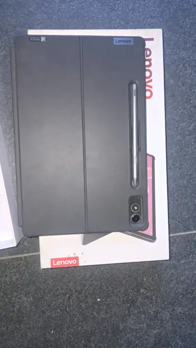 Tablet Lenovo Tab P12 con teclado y lápiz - miniatura 4