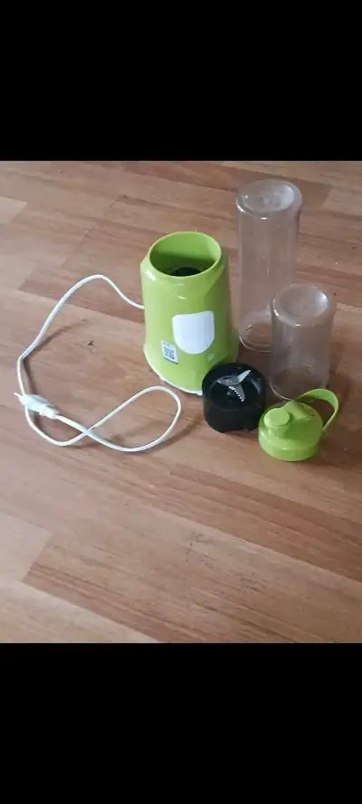 Licuadora personal verde con vasos portátiles - miniatura 1