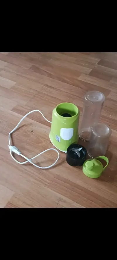 Licuadora personal verde con vasos portátiles - miniatura 2