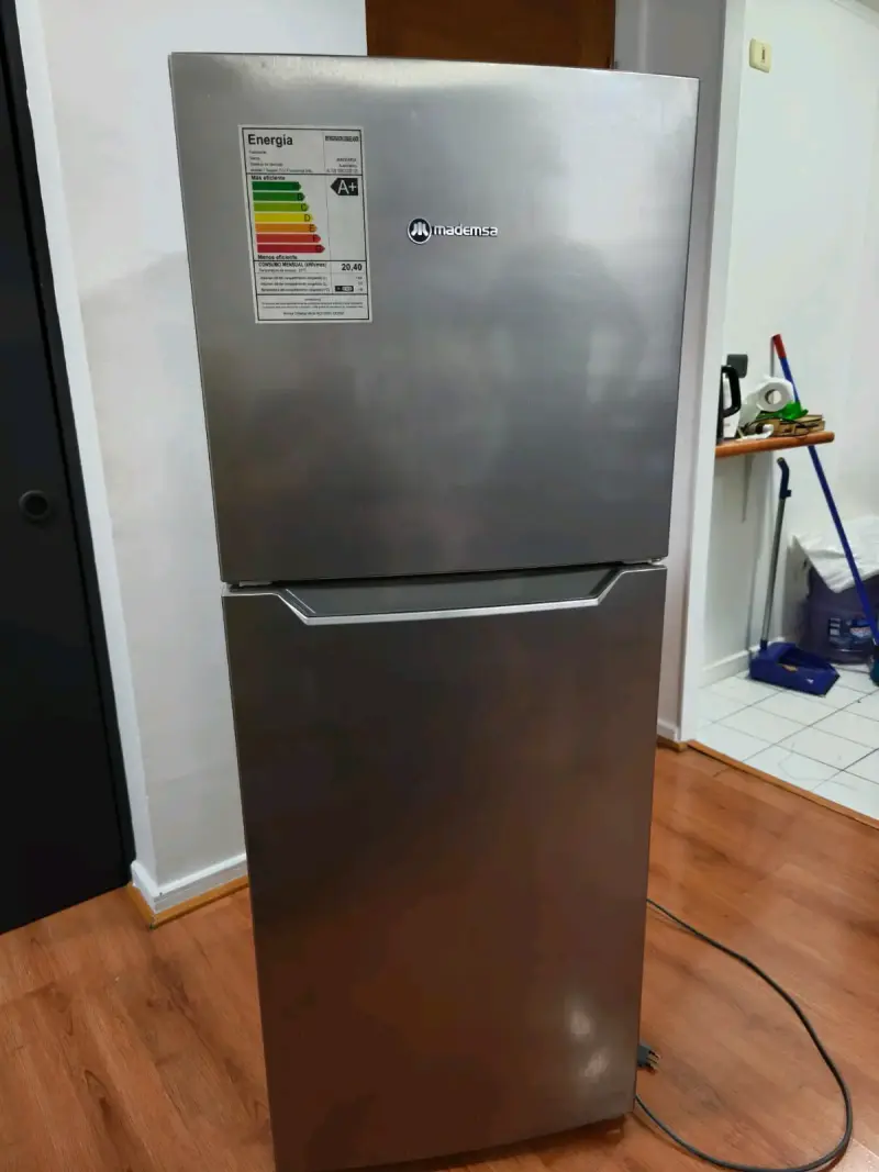Refrigerador Mademsa de dos puertas en acero inoxidable - 1