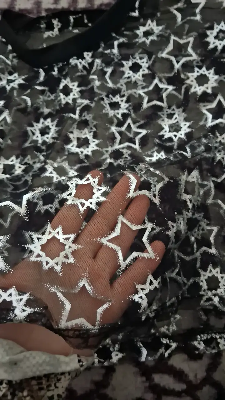 Blusa transparente con diseño de estrellas - 1