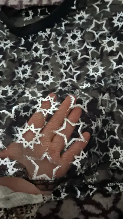 Blusa transparente con diseño de estrellas - miniatura 1