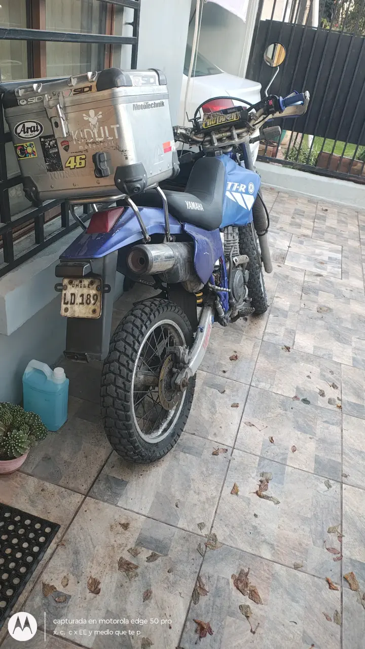 Moto Yamaha TTR azul con maletero - 1