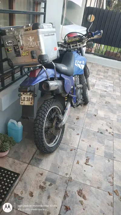 Moto Yamaha TTR azul con maletero - miniatura 1