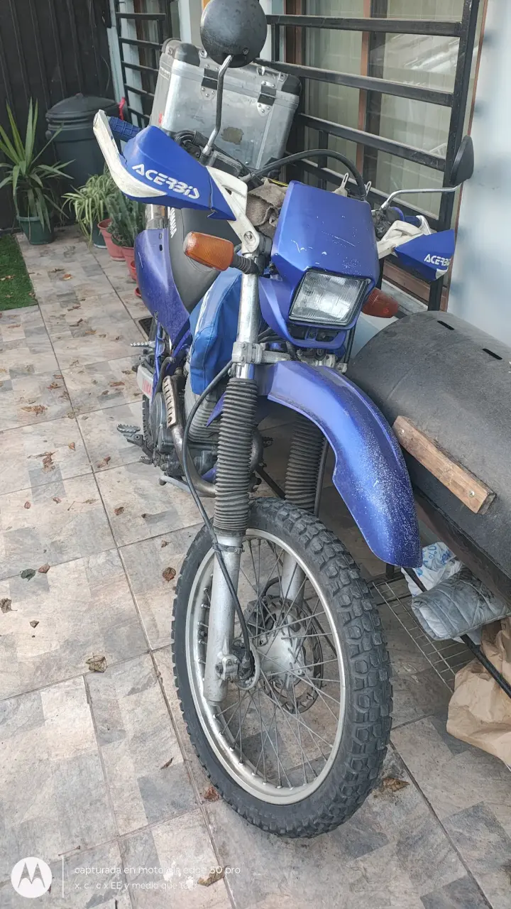Moto Yamaha TTR azul con maletero - 2