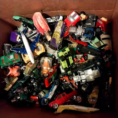 Lote de autos y aviones de juguete variados - miniatura 1