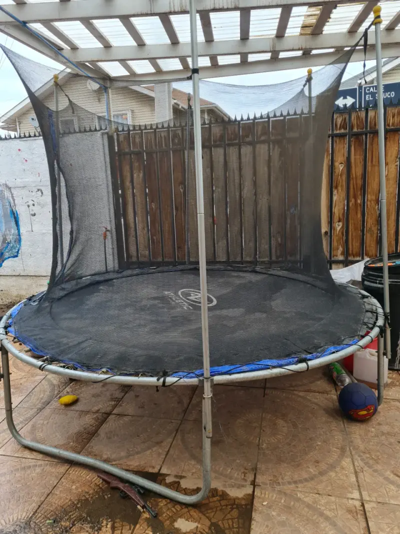 Cama elástica con red de seguridad para niños - 1